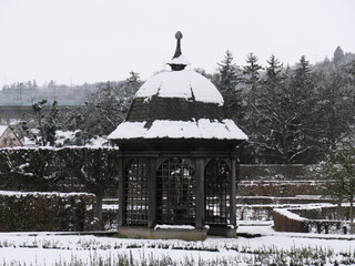 Schneebedeckter Pavillon im Schlosspark des Barock-Schloss Vaitshöchheim