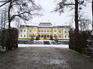 Ansicht des schneebedeckten Barock-Schloss in Vaitshöchheim