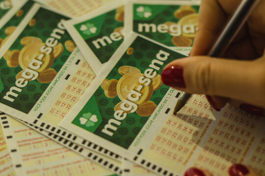 Mão feminina anotando números da loteria brasileira mega sena. Foto feita em São Paulo, SP, Brasil em 10 de Novembro de 2023