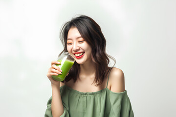 青汁を飲む女性