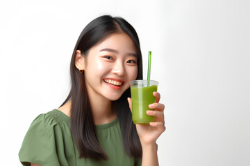 青汁を飲む女性