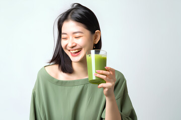 青汁を飲む女性