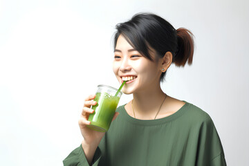 青汁を飲む女性