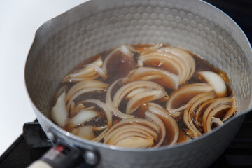 玉ねぎを煮る様子