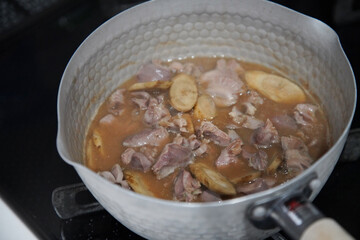 砂肝の味噌煮込みを作る様子