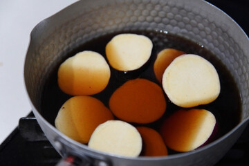 さつまいもの煮物を作る様子