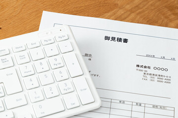 コンピュータと見積書