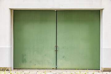 大きくて重そうな金属の扉