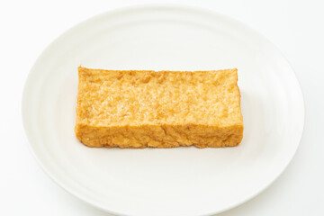 白背景に厚揚げ