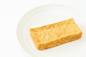 白背景に厚揚げ