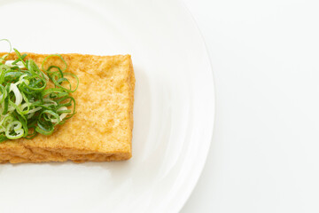 白背景に厚揚げ