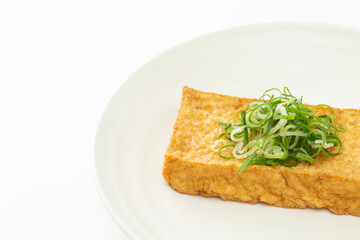 白背景に厚揚げ