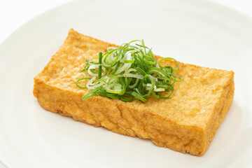 白背景に厚揚げ