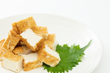 白背景に厚揚げ