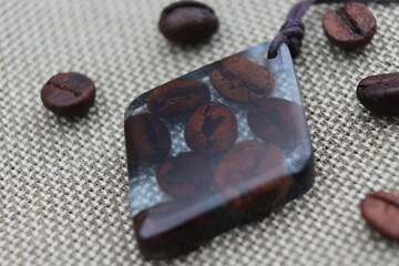 Colar de resina: grãos de café