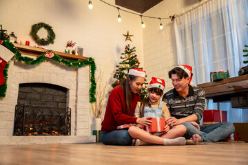 Obraz premium Asian family's Christmas celebration in their home