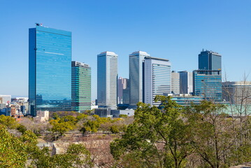 Fototapeta premium 大阪城公園から眺めるビル群と大阪の街