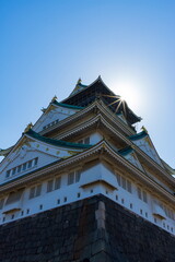 Fototapeta na wymiar 大阪城天守閣と太陽の光芒