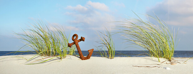 Sandstrand mit Dünen und rostigem Anker an der Ostsee - Ostseeküste Panorama