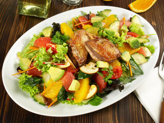 Gemischter Salat mit Zitrusfrüchte und gebratener Wachtelbrust