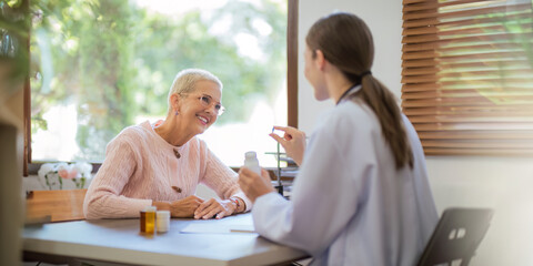 Obraz premium doctor discussion results or symptoms and gives Give advice about medicine to a senior women patient, giving consultation during medical examination in clinic