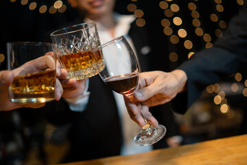 Celebration night, pour whiskey into a glass. Give to friends who come to celebrate