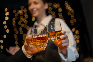 Celebration night, pour whiskey into a glass. Give to friends who come to celebrate