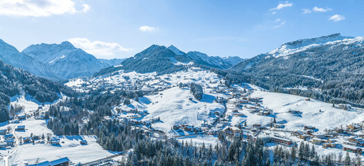 Panoramablick ins Kleinwalsertal im Winter mit dem Großen Widderstein, Hirschegg, Heuberg, Hoher Ifen