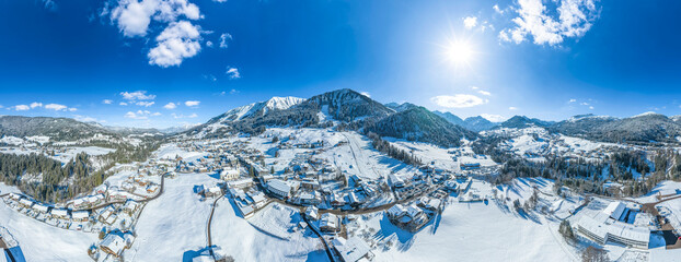 Riezlern im Kleinwalsertal im Winter von oben, 360 Grad Rundblick über den Ort
