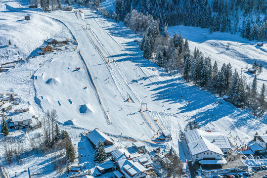 Winterliches Riezlern im Kleinwalsertal im Luftbild, Blick zur Kanzelwandbahn 
