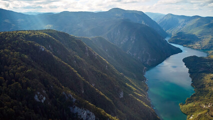 Obraz premium Drone aerial footage of river Drina and Tara mountain landscape..