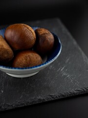 도자기 그릇에 담긴 유기농 밤, 음식