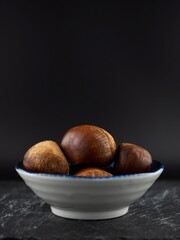 도자기 그릇에 담긴 유기농 밤, 음식