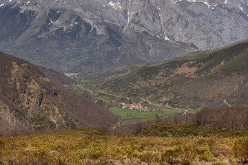 Naklejka premium Green valley mountain landscape. Cares route. Castilla Leon, Spain