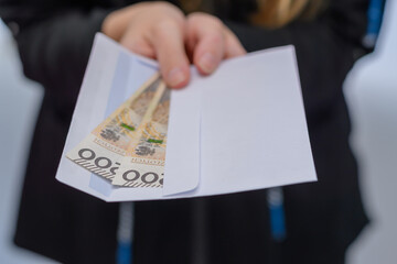 Wręczać polskie pieniądze w kopercie  - obrazy, fototapety, plakaty