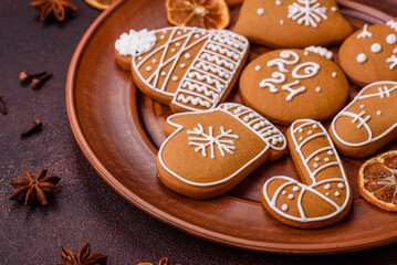 Obraz na płótnie Canvas Beautiful Christmas gingerbread cookies of different colors on a ceramic plate