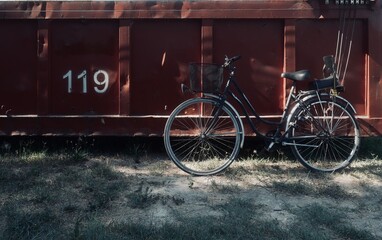 Bicicletta appoggiata ad un container rosso