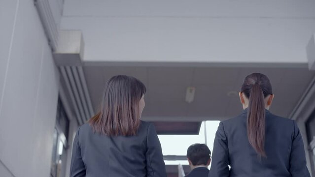 階段を登る高校生の後ろ姿