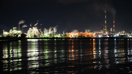 Fototapeta na wymiar 工場の夜景が映る海