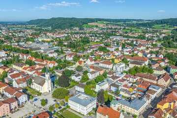 Fototapeta na wymiar Das Stadtzentrum von Simbach am Inn in Niederbayern von oben