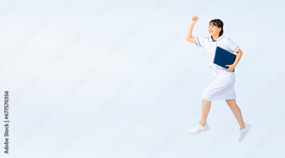 Aufkleber ジャンプする白衣を着た女性　看護師　医師　エステティシャン　切り抜き全身写真（切り抜き背景透過pngも販売しております。作成者リンクから「png」で検索してください）