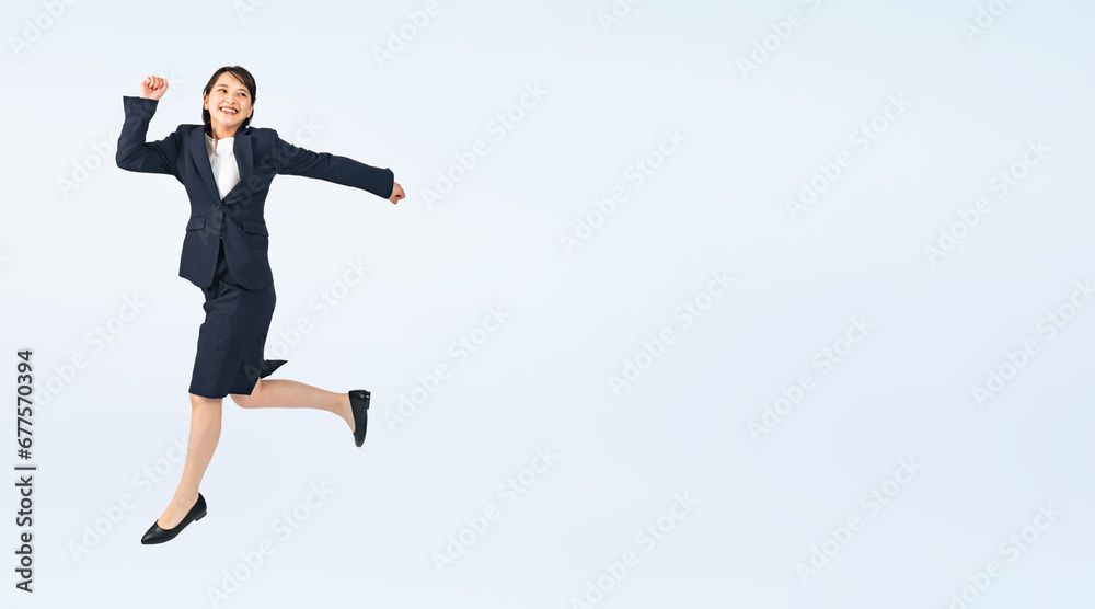 Aufkleber ジャンプするスーツを着た女性　切り抜き全身写真（切り抜き背景透過pngも販売しております。作成者リンクから「png」で検索してください）
