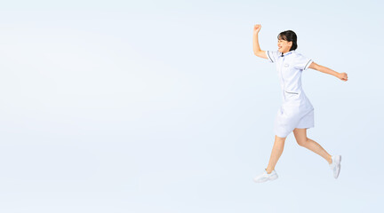 ジャンプする白衣を着た女性　看護師　医師　エステティシャン　切り抜き全身写真（切り抜き背景透過PNGも販売しております。作成者リンクから「PNG」で検索してください）