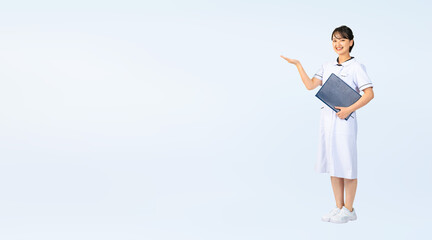 案内する白衣を着た女性　看護師　医師　エステティシャン　切り抜き全身写真（切り抜き背景透過PNGも販売しております。作成者リンクから「PNG」で検索してください）