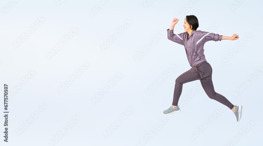 Aufkleber ジャンプするスポーツウェアを着た女性　切り抜き全身写真（切り抜き背景透過pngも販売しております。作成者リンクから「png」で検索してください）