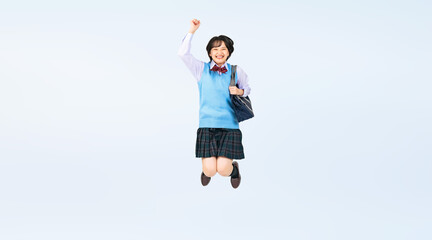 Fototapeta premium ジャンプする制服を着た女子学生 切り抜き全身写真（切り抜き背景透過PNGも販売しております。作成者リンクから「PNG」で検索してください）
