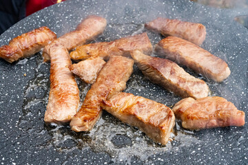 マルチグリドルで調理する焼肉ステーキ