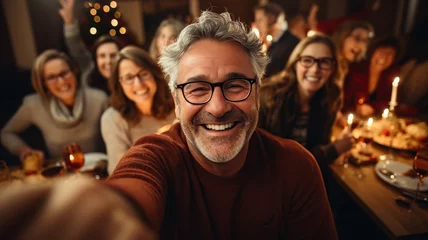 Fotobehang Grupo de gente adulta de 50 años haciendose un selfie mientras celebran una fiesta de jubilacion con cena. © Crowded Studio