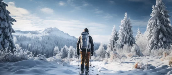 Tafelkleed The active man chose to travel during winter to embrace the beauty of nature enjoying the snow covered forest and reaping the health benefits of being in the outdoors which made him happy du © TheWaterMeloonProjec