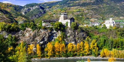Gordijnen Scenic Valley Aosta (Valle d'Aosta) in northern Italy. view of  medieval castles- Sarriod de La Tour and Saint Pier © Freesurf